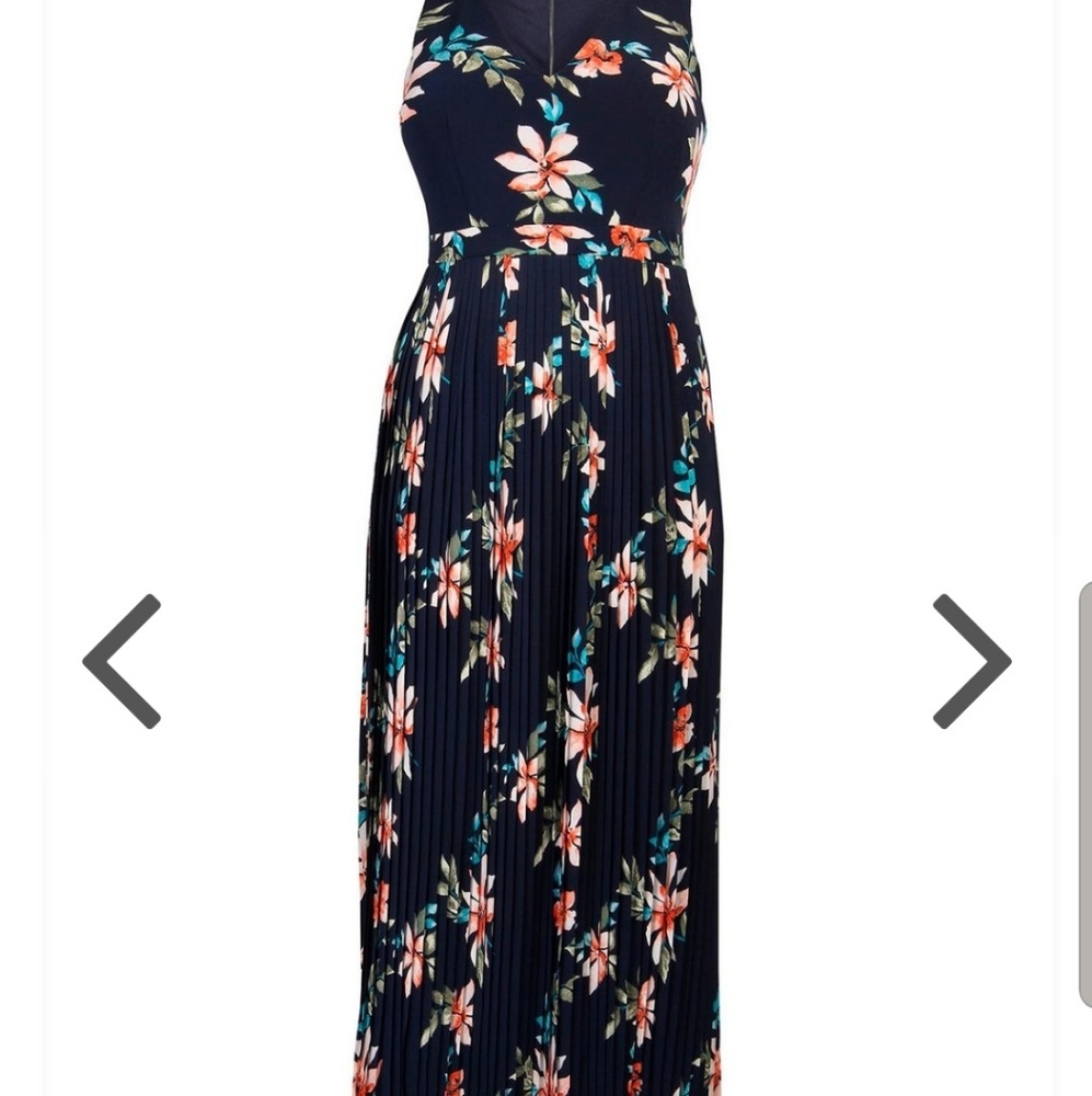 Beautiful pleated maxi dress - Picture 1 of 6